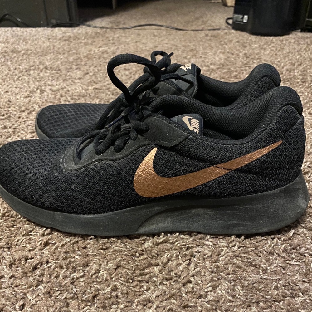 Black and rose gold Nike women’s tennis shoes